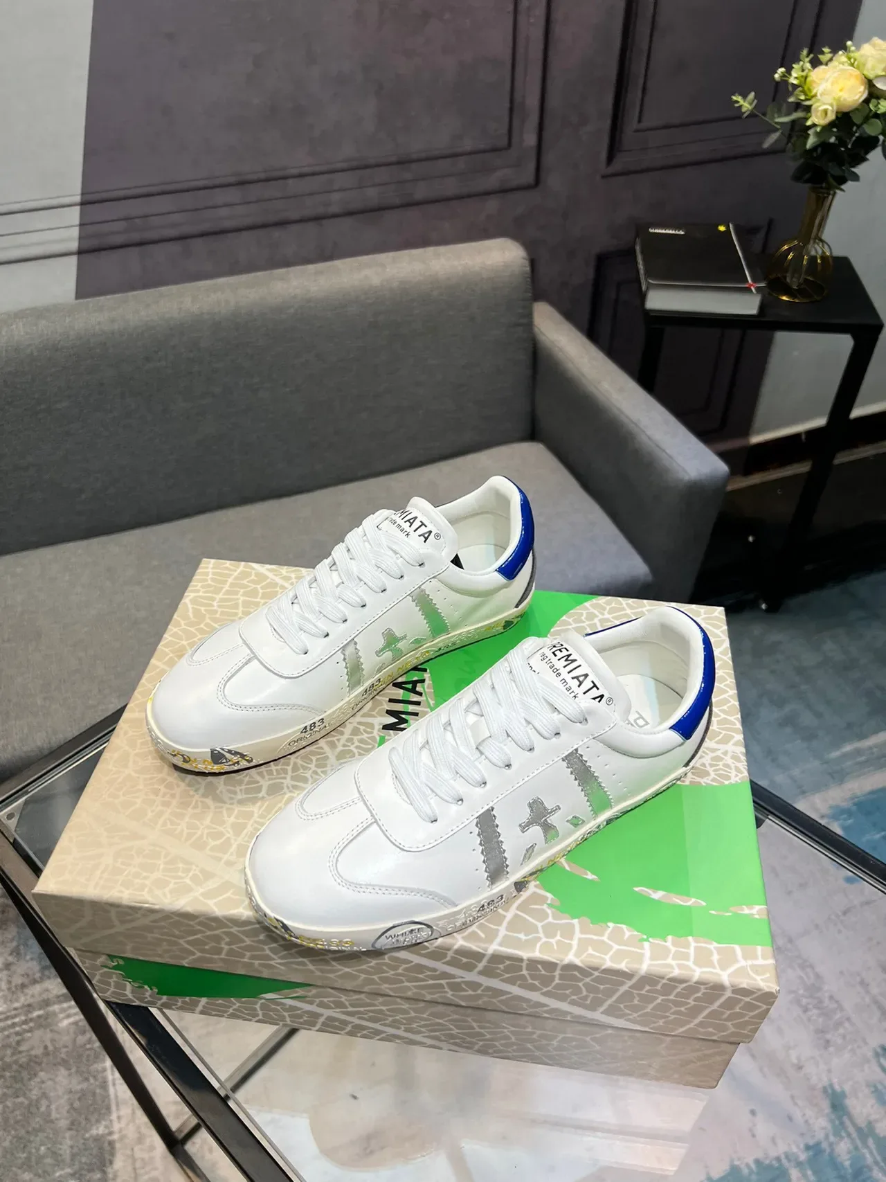 Premiata Sneakers Lifestyle Blancs Bleus Low-Top avec Impression Graphique sur la Semelle Intermédiaire 3