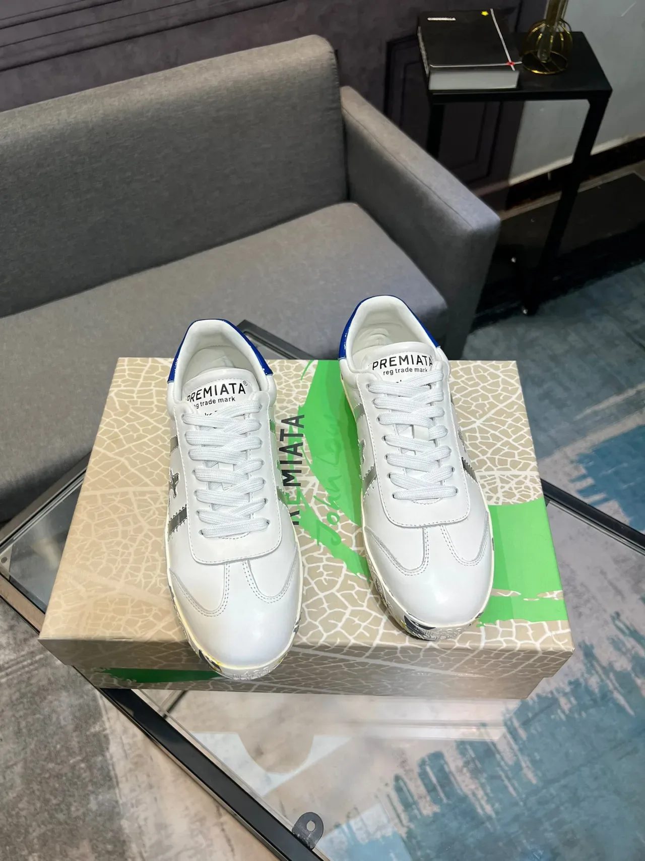 Premiata Sneakers Lifestyle Blancs Bleus Low-Top avec Impression Graphique sur la Semelle Intermédiaire 5