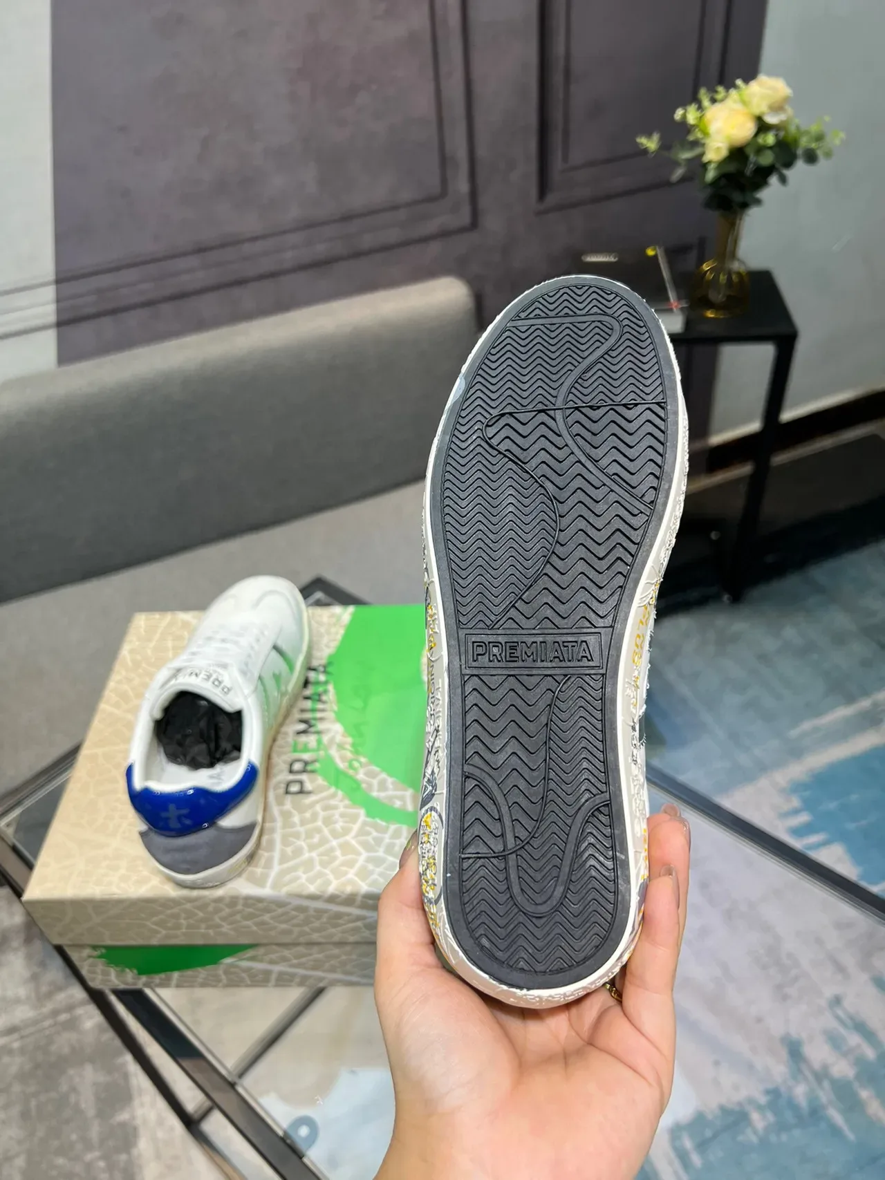 Premiata Sneakers Lifestyle Blancs Bleus Low-Top avec Impression Graphique sur la Semelle Intermédiaire 6