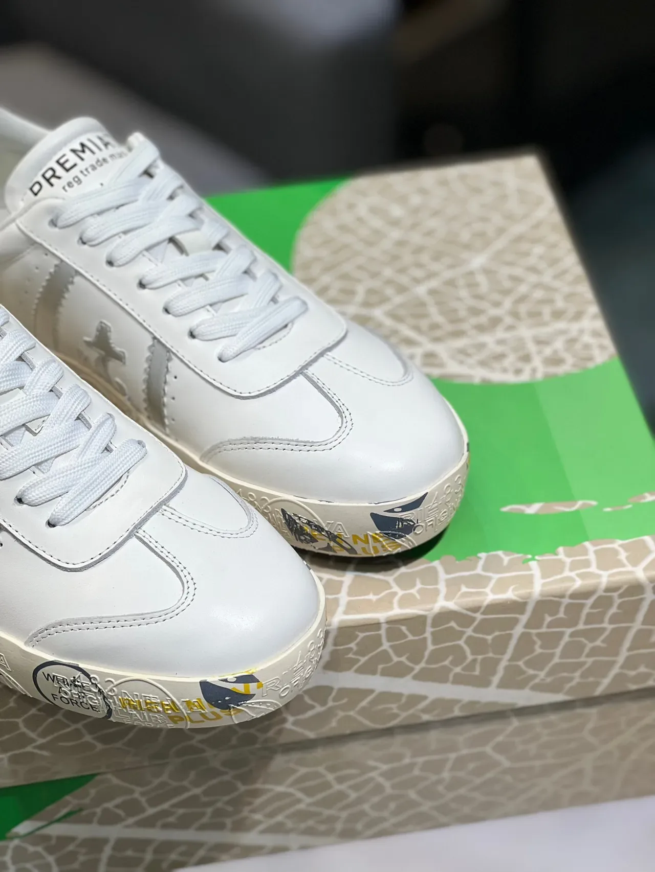 Premiata Sneakers Lifestyle Blancs Bleus Low-Top avec Impression Graphique sur la Semelle Intermédiaire 8