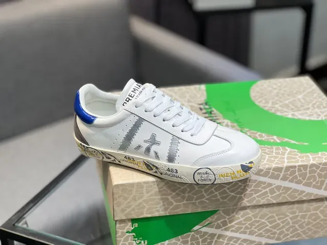 Premiata Sneakers Lifestyle Blancs Bleus Low-Top avec Impression Graphique sur la Semelle Intermédiaire 9