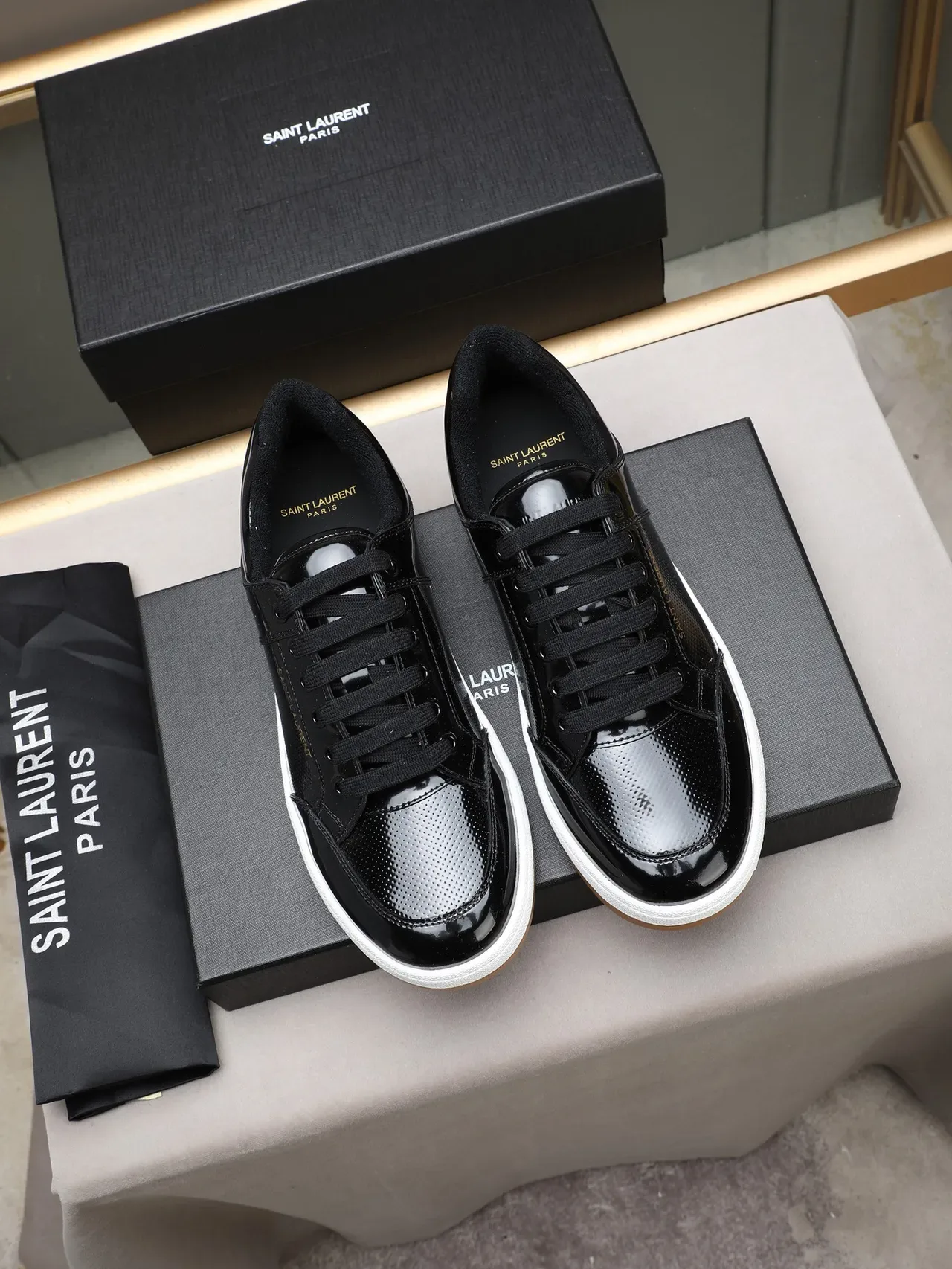Saint Laurent Sneakers Lifestyle Negro Marrón Cuero Patent Brillante Panel Perforado 2