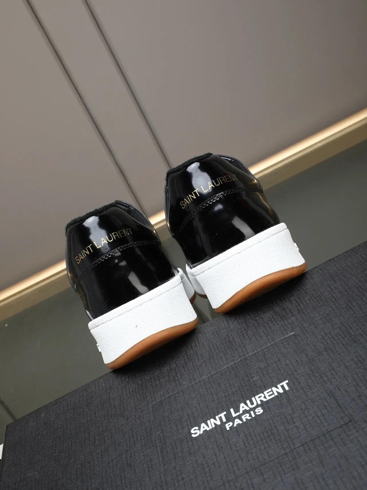 Saint Laurent Sneakers Lifestyle Negro Marrón Cuero Patent Brillante Panel Perforado 3