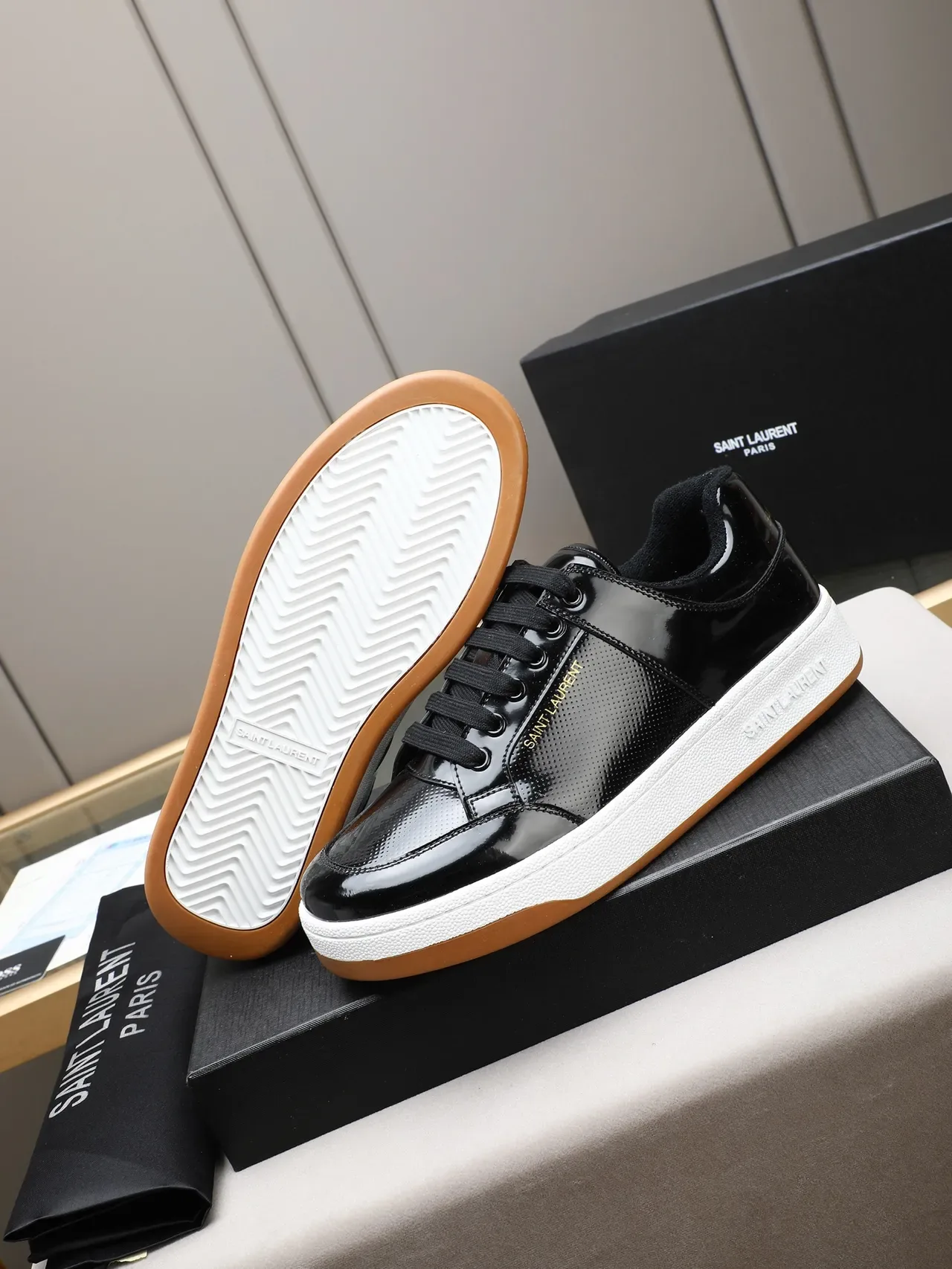 Saint Laurent Sneakers Lifestyle Negro Marrón Cuero Patent Brillante Panel Perforado 4