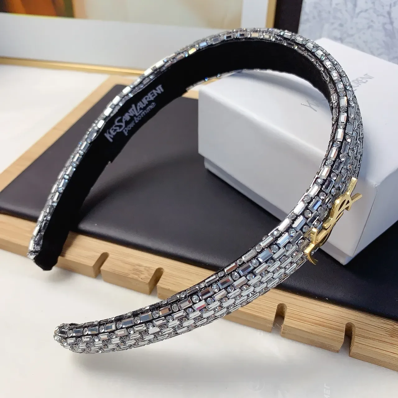 Saint Laurent Joyería negro y oro con cristales y monograma 5