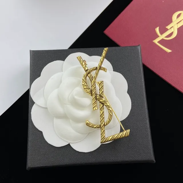 Saint Laurent लॉगो पैटर्न मोड़ती रस्सी सोने का टोन ब्रोच 6