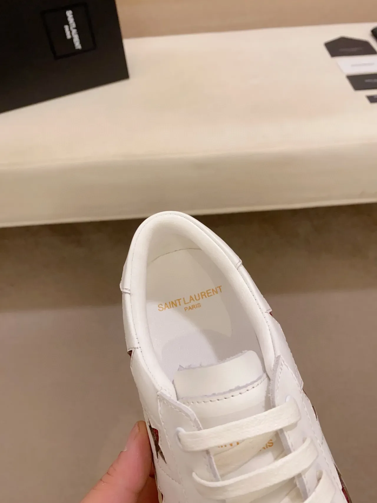 Saint Laurent سنيكرز أبيض جلد مع تزيين نجوم 4