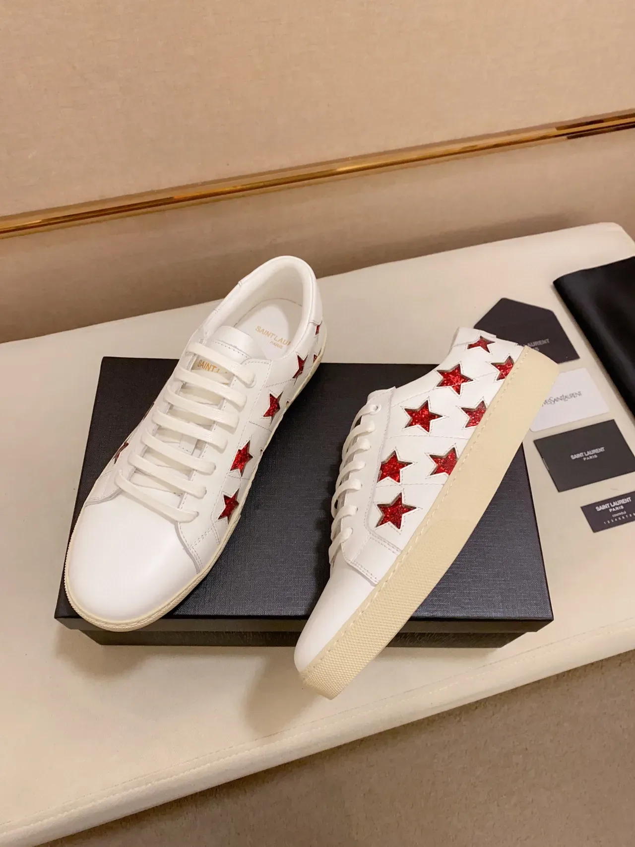 Saint Laurent سنيكرز أبيض جلد مع تزيين نجوم 5