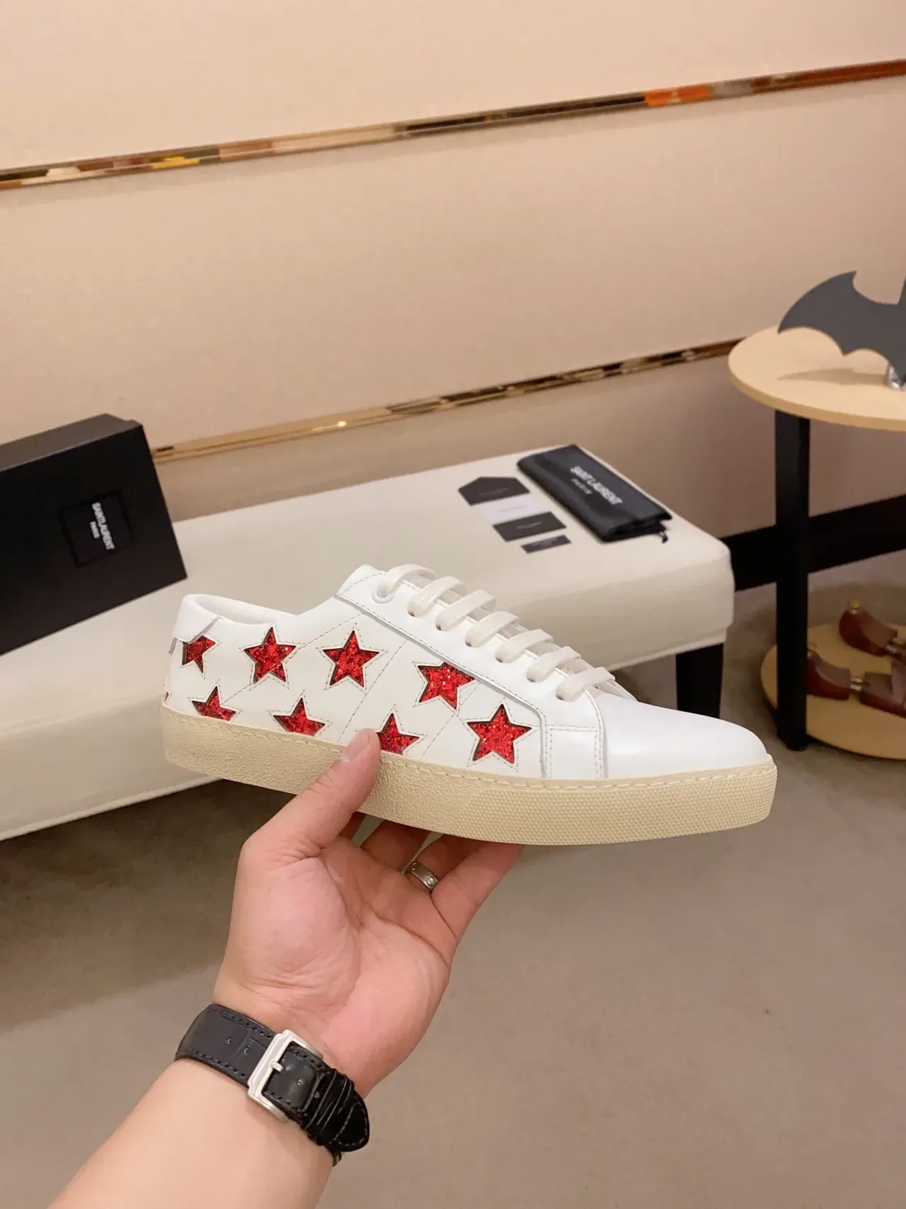 Saint Laurent سنيكرز أبيض جلد مع تزيين نجوم 7