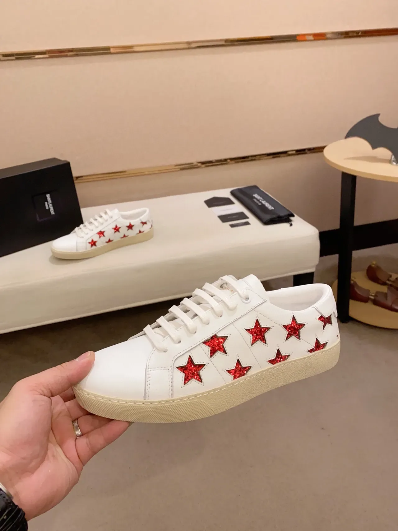 Saint Laurent سنيكرز أبيض جلد مع تزيين نجوم 8