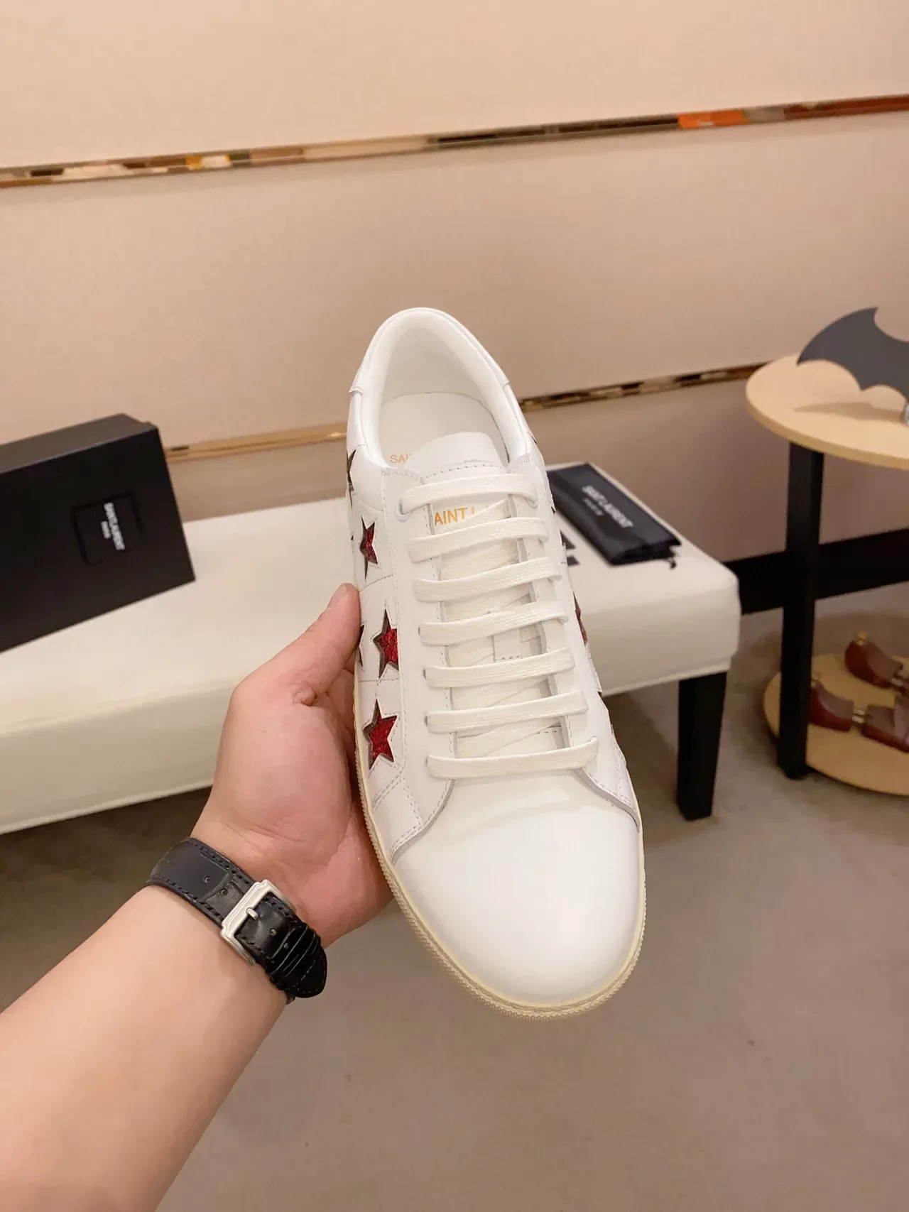 Saint Laurent سنيكرز أبيض جلد مع تزيين نجوم 9