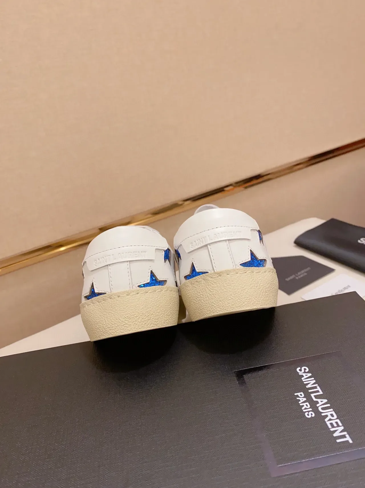Saint Laurent Zapatillas Lifestyle Brancas Azuis de Couro com Apliques de Estrela de Glitter 2