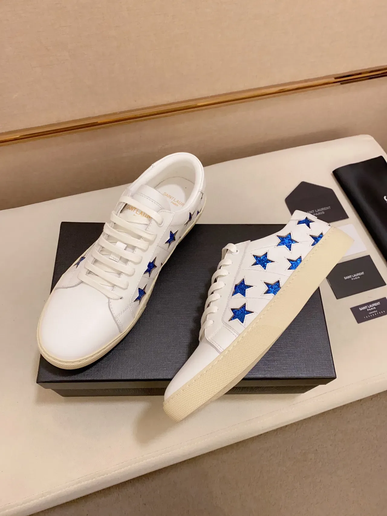 Saint Laurent Zapatillas Lifestyle Brancas Azuis de Couro com Apliques de Estrela de Glitter 4