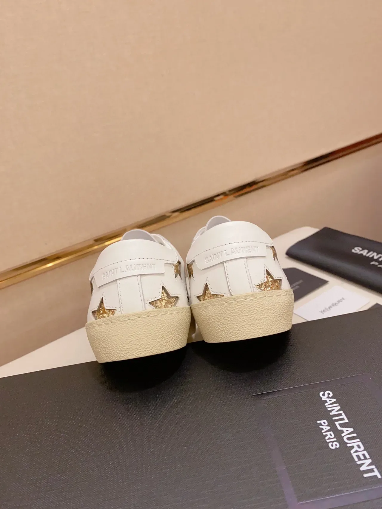 Saint Laurent सफेद सोना चमकदार स्टार एप्लिकेशन चमड़े की लाइफस्टाइल स्नीकर 4