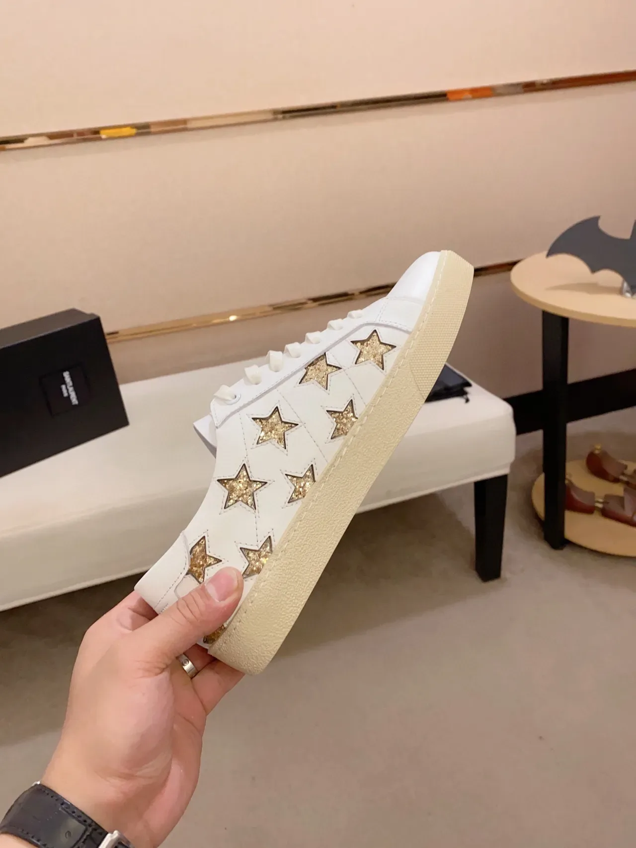 Saint Laurent सफेद सोना चमकदार स्टार एप्लिकेशन चमड़े की लाइफस्टाइल स्नीकर 7