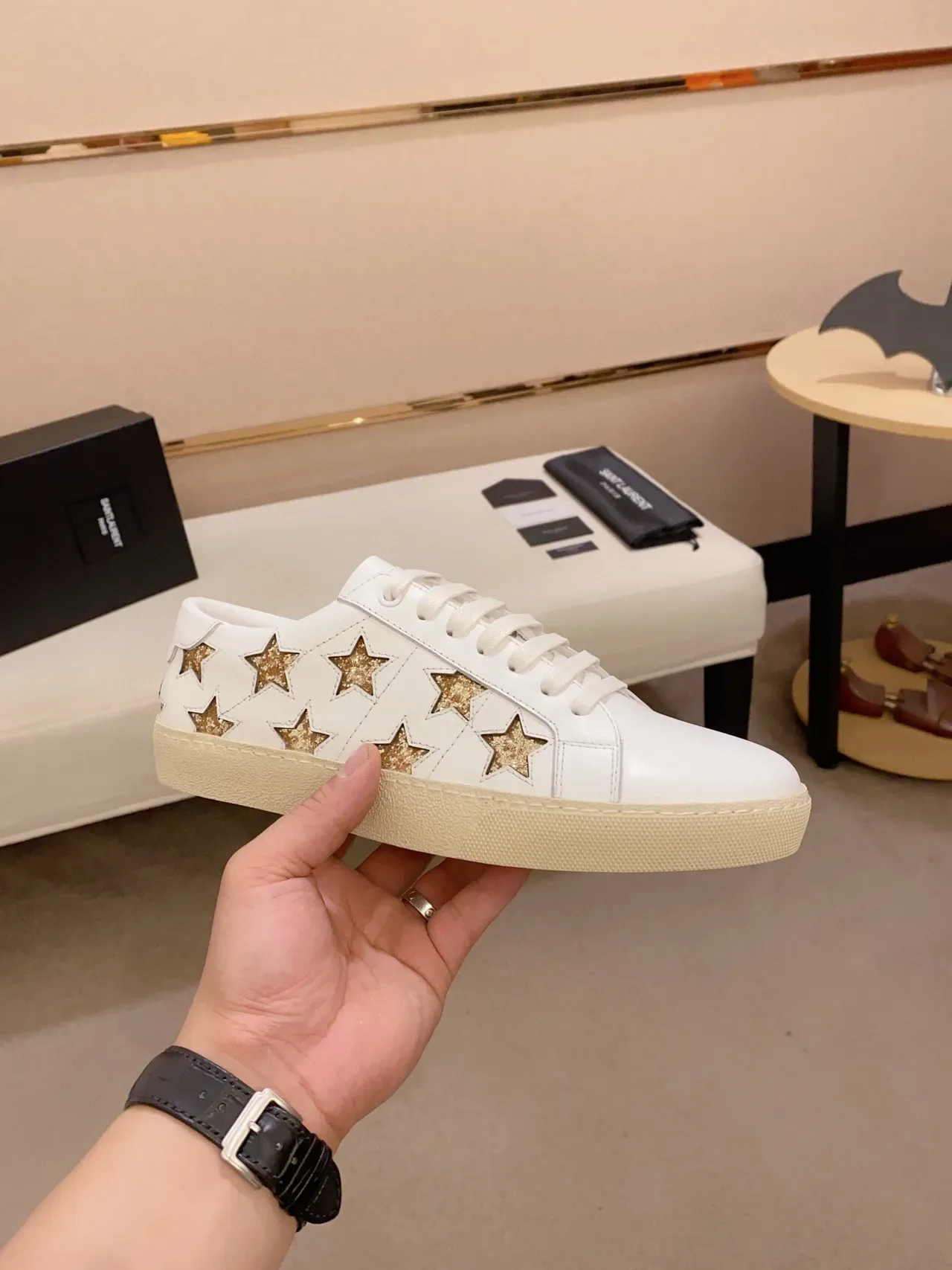 Saint Laurent सफेद सोना चमकदार स्टार एप्लिकेशन चमड़े की लाइफस्टाइल स्नीकर 8