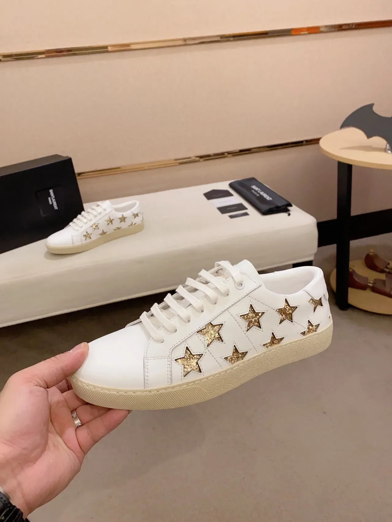 Saint Laurent सफेद सोना चमकदार स्टार एप्लिकेशन चमड़े की लाइफस्टाइल स्नीकर 9
