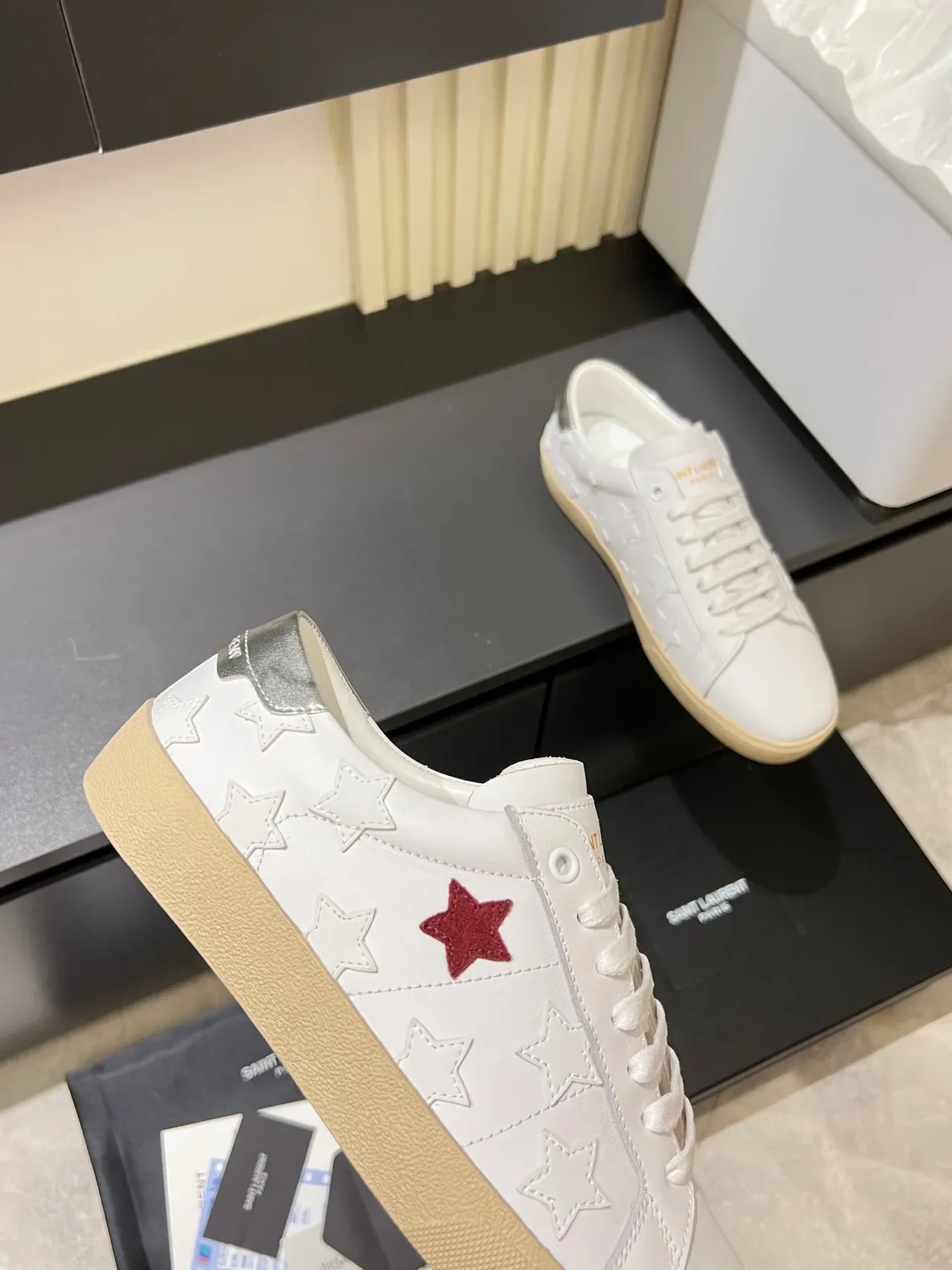Saint Laurent Blanco Rojo Cuero Motivos Estrellas Embossados Zapatillas Lifestyle 3