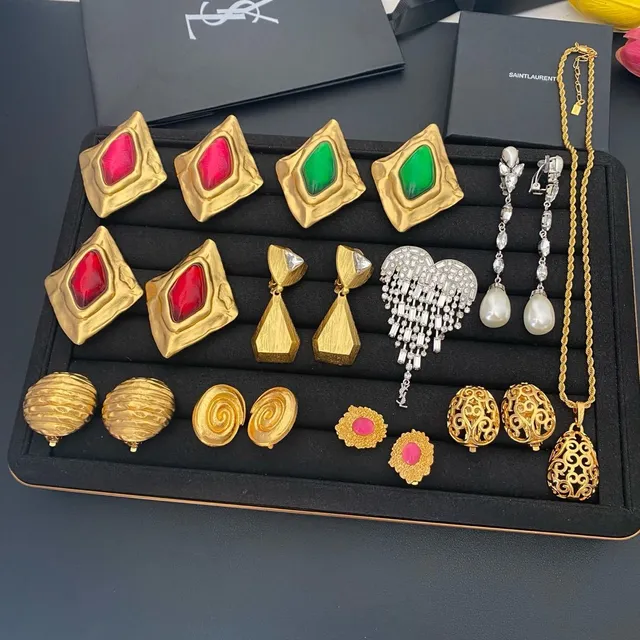 सेंट लॉरेंट YSL मोनोग्राम और एनामेल क्रॉस पर्ल कानों की मोटियां 9