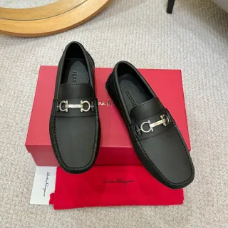 Salvatore Ferragamo Gancini مكاسين جلدية سوداء