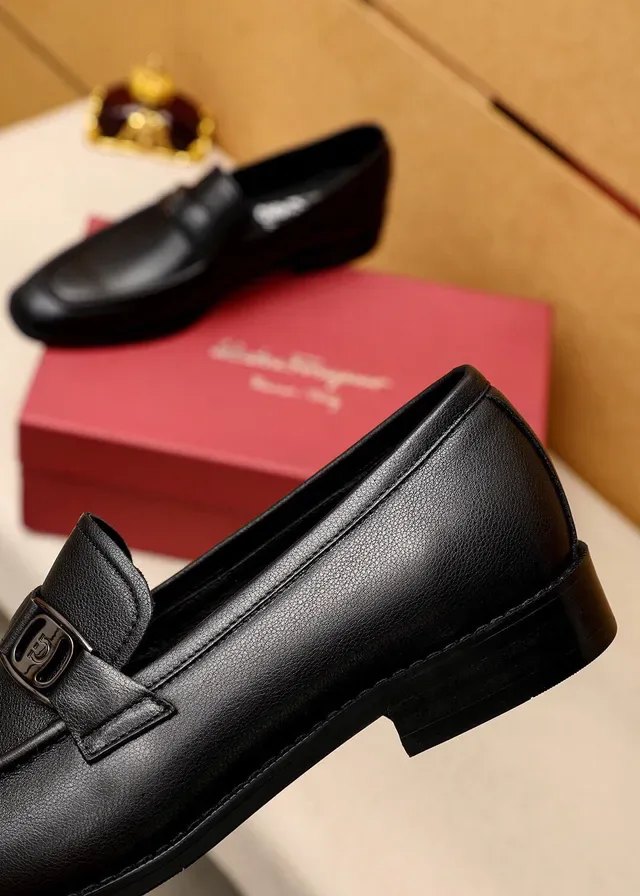 Salvatore Ferragamo Gancini Mocassins en Cuir Noir 4