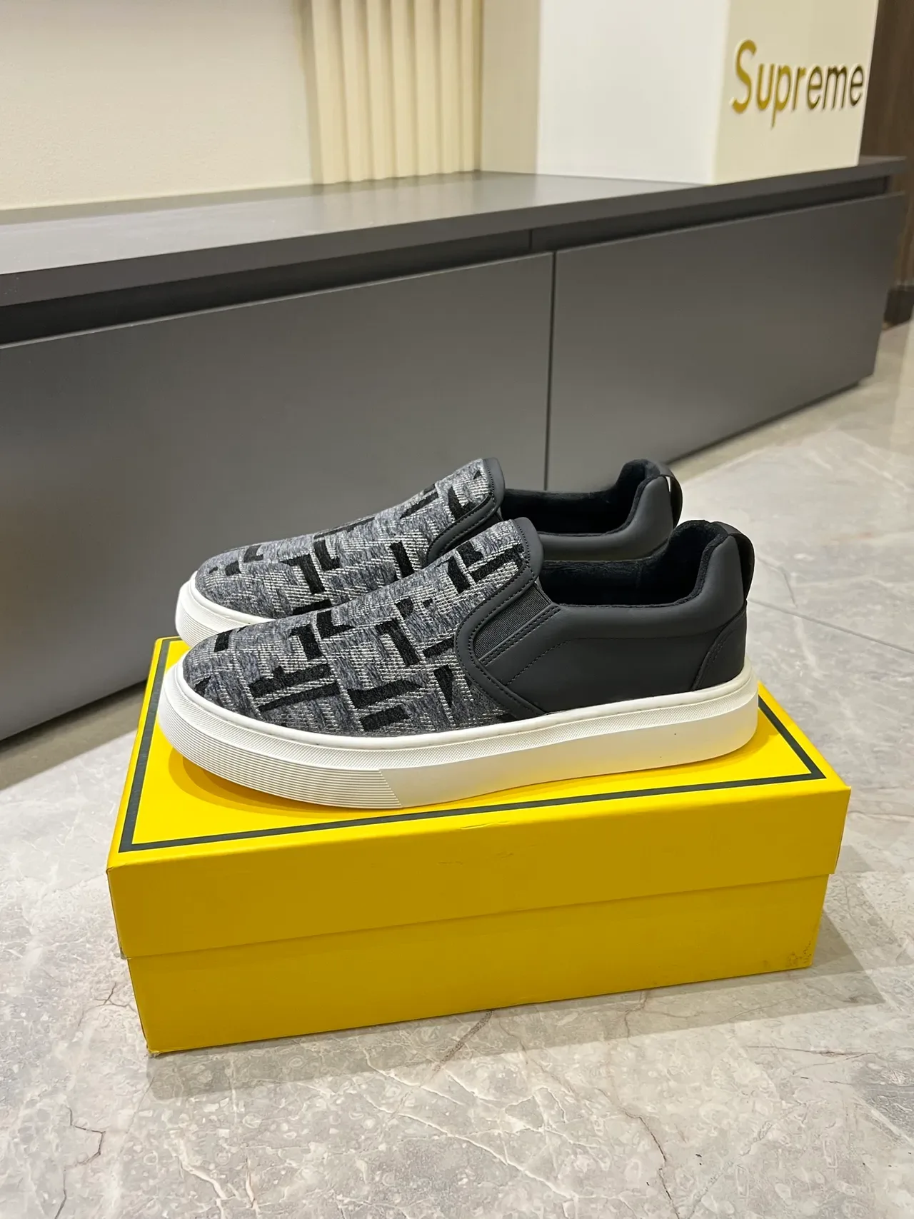 Supreme Tênis Lifestyle Cinza Preto Branco Monogram Knit Slip-On 4