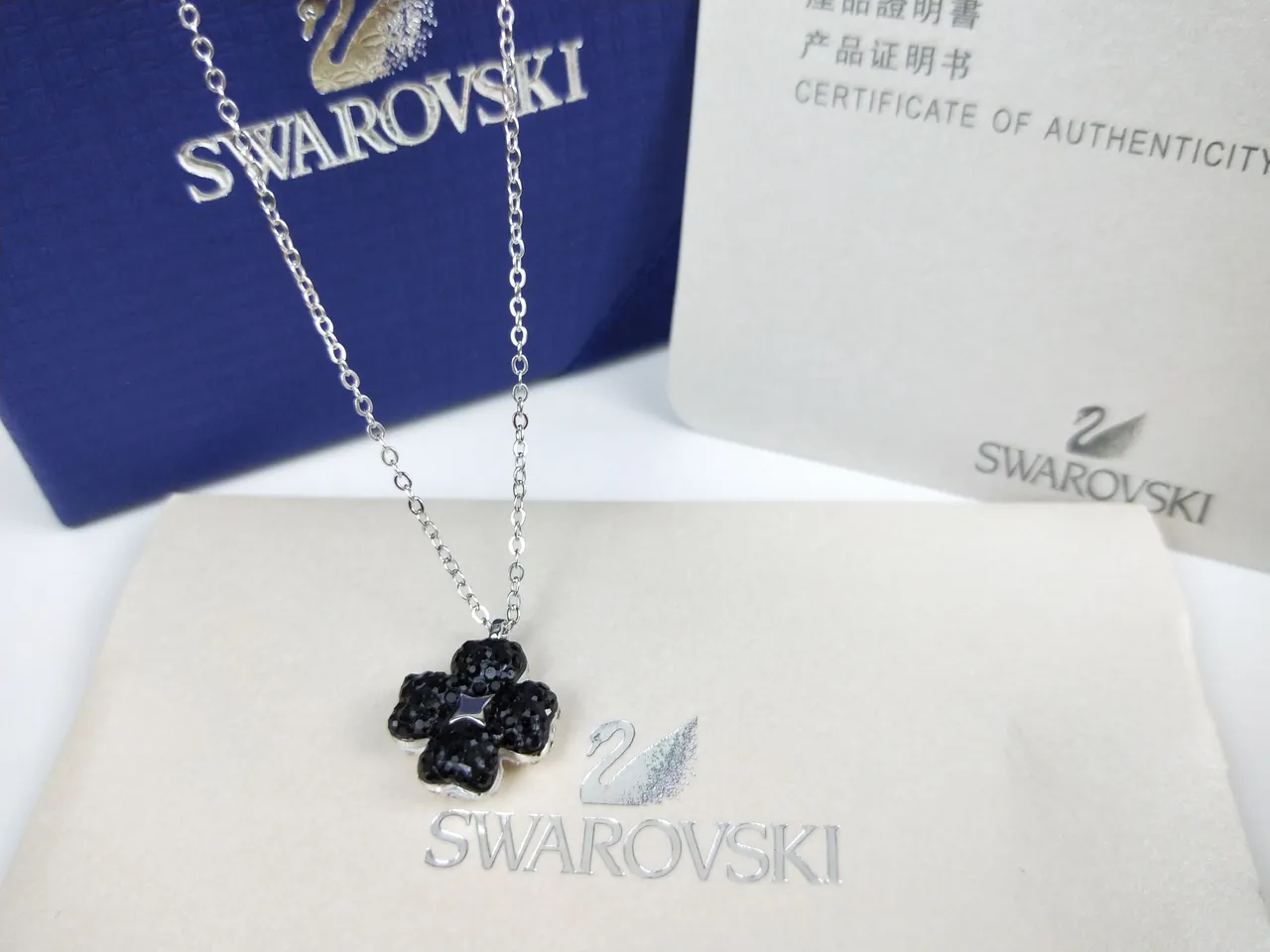 Swarovski Colgante de Flor de Cuatro Pétalos de Cristal Negro 2