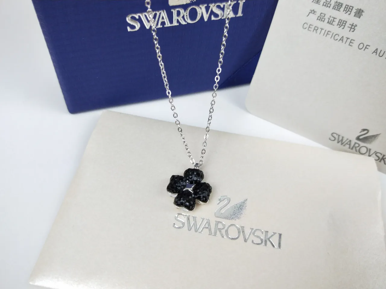 Swarovski Colgante de Flor de Cuatro Pétalos de Cristal Negro 3