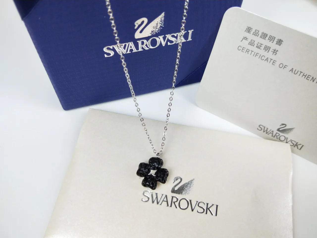 Swarovski Colgante de Flor de Cuatro Pétalos de Cristal Negro 4