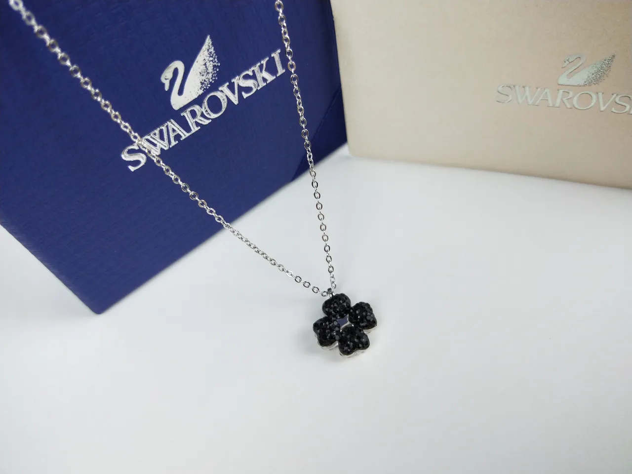 Swarovski Colgante de Flor de Cuatro Pétalos de Cristal Negro 6