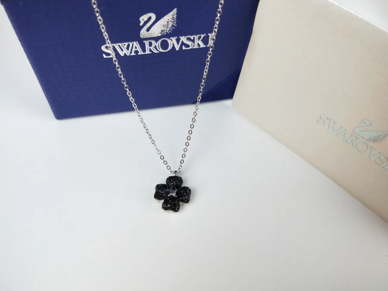 Swarovski Colgante de Flor de Cuatro Pétalos de Cristal Negro 7