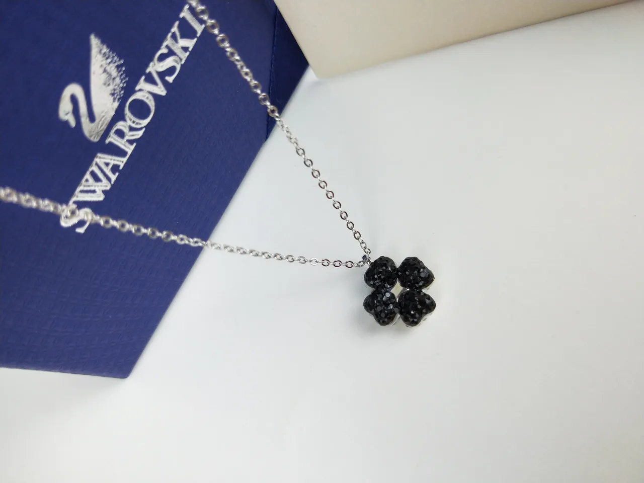 Swarovski Colgante de Flor de Cuatro Pétalos de Cristal Negro 8