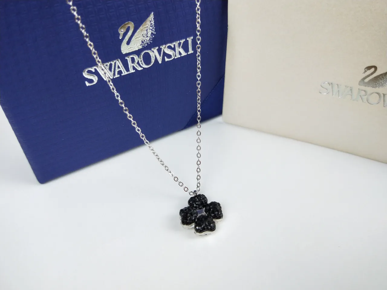 Swarovski Colgante de Flor de Cuatro Pétalos de Cristal Negro 9