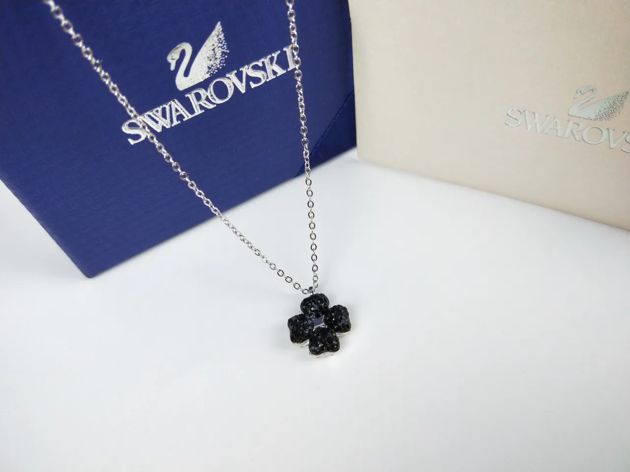 Swarovski Colgante de Flor de Cuatro Pétalos de Cristal Negro 10