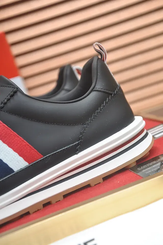 Thom Browne Sneakers lifestyle noires en cuir à l'empeigne multicolor avec rayures rouges-blancs-bleus signature 2