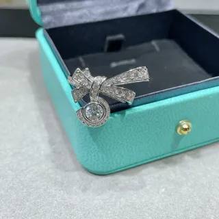 Tiffany & Co. बाउ पेवे हीरा हेलो ब्रोच