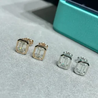Tiffany & Co. इमरल्ड-कट बेजल-सेट स्टड ईयररिंग्स
