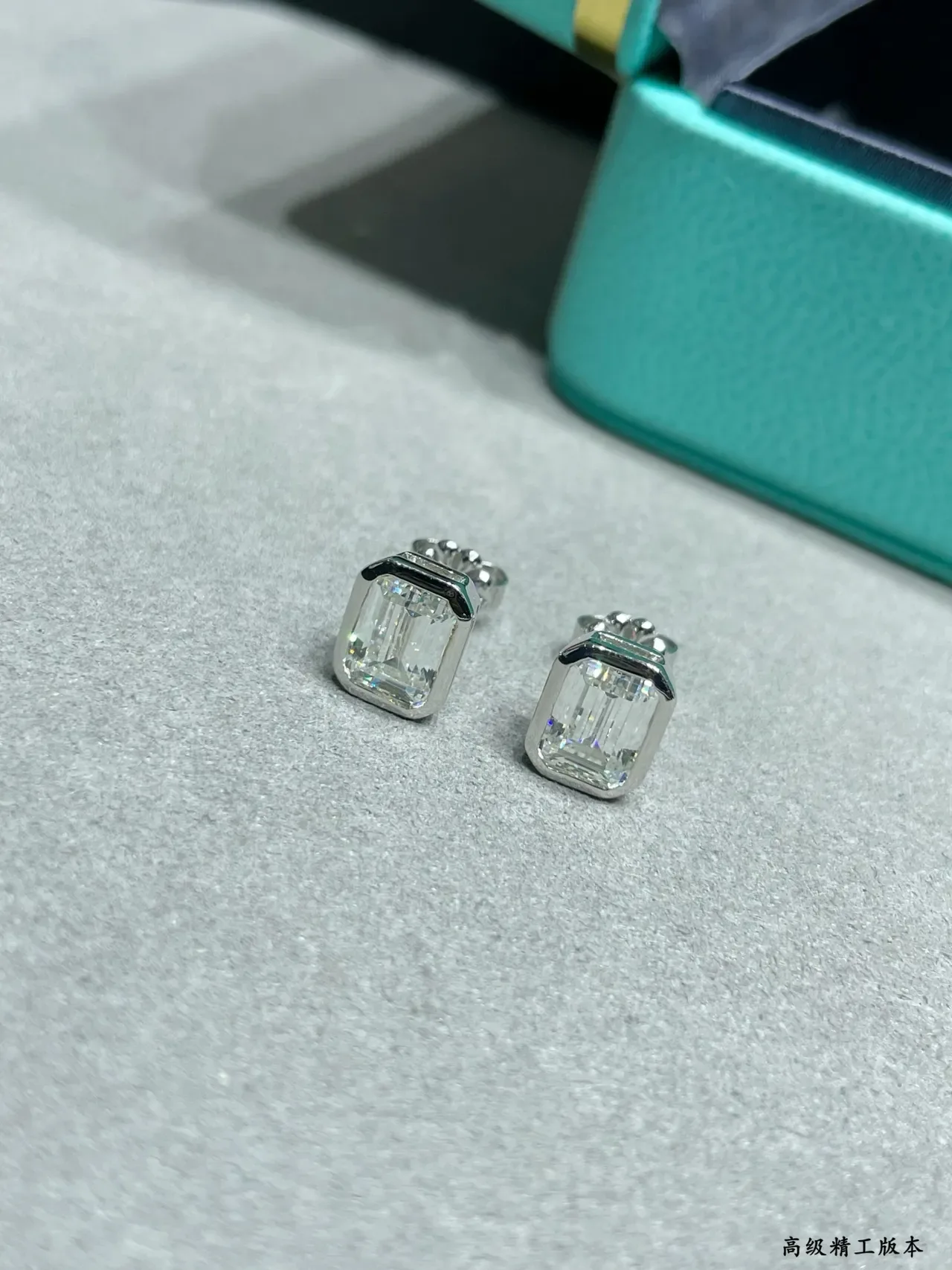 Tiffany & Co. ইমারল্ড-কাট বেজেল-সেট স্টাড ইয়াররিংস 2