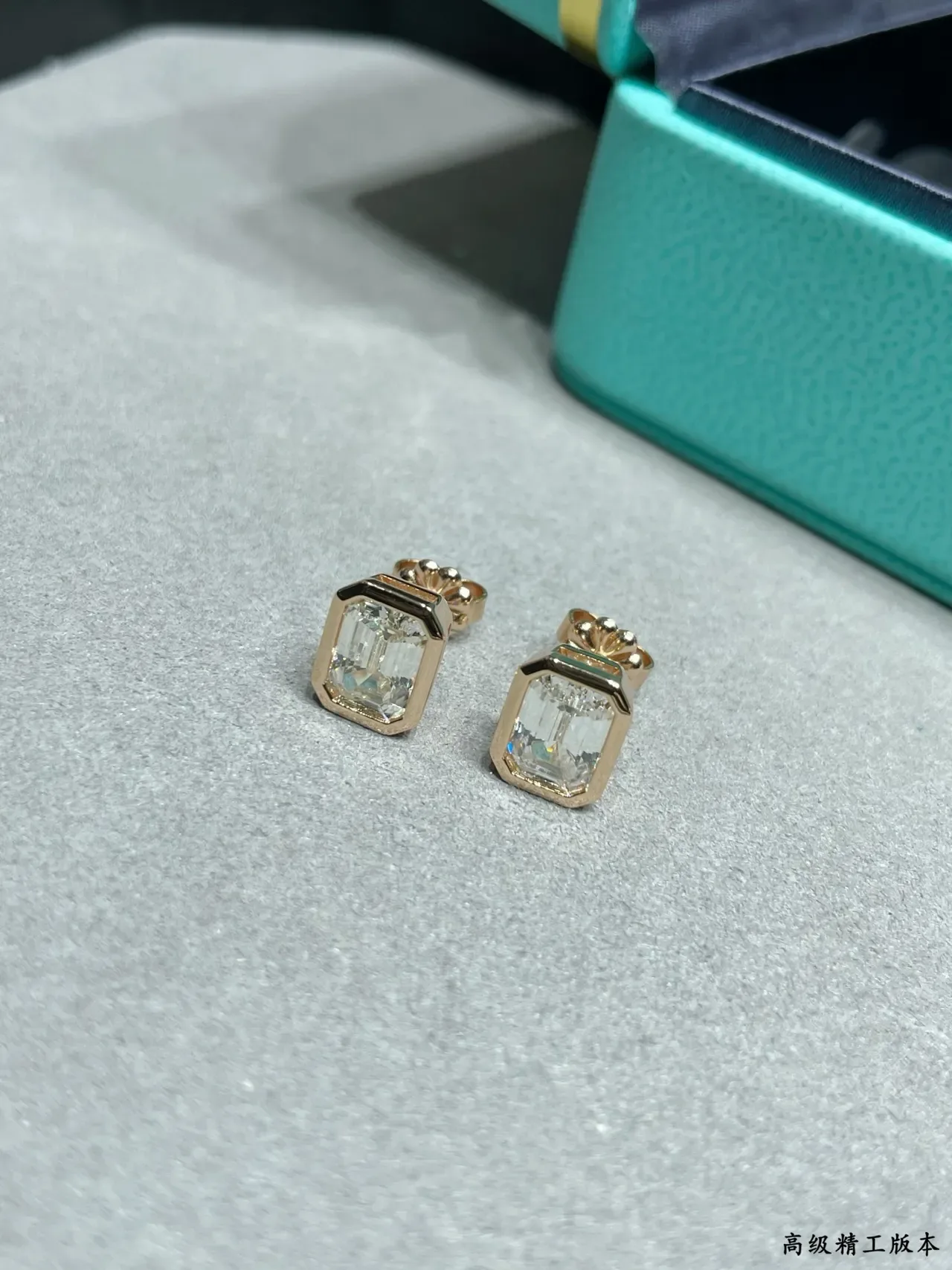 Tiffany & Co. ইমারল্ড-কাট বেজেল-সেট স্টাড ইয়াররিংস 3