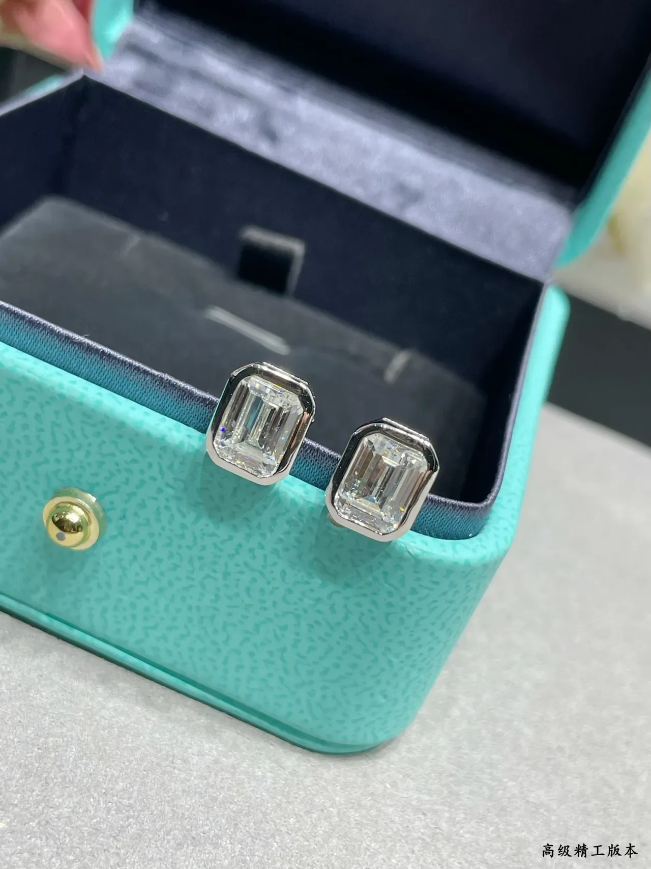 Tiffany & Co. ইমারল্ড-কাট বেজেল-সেট স্টাড ইয়াররিংস 5