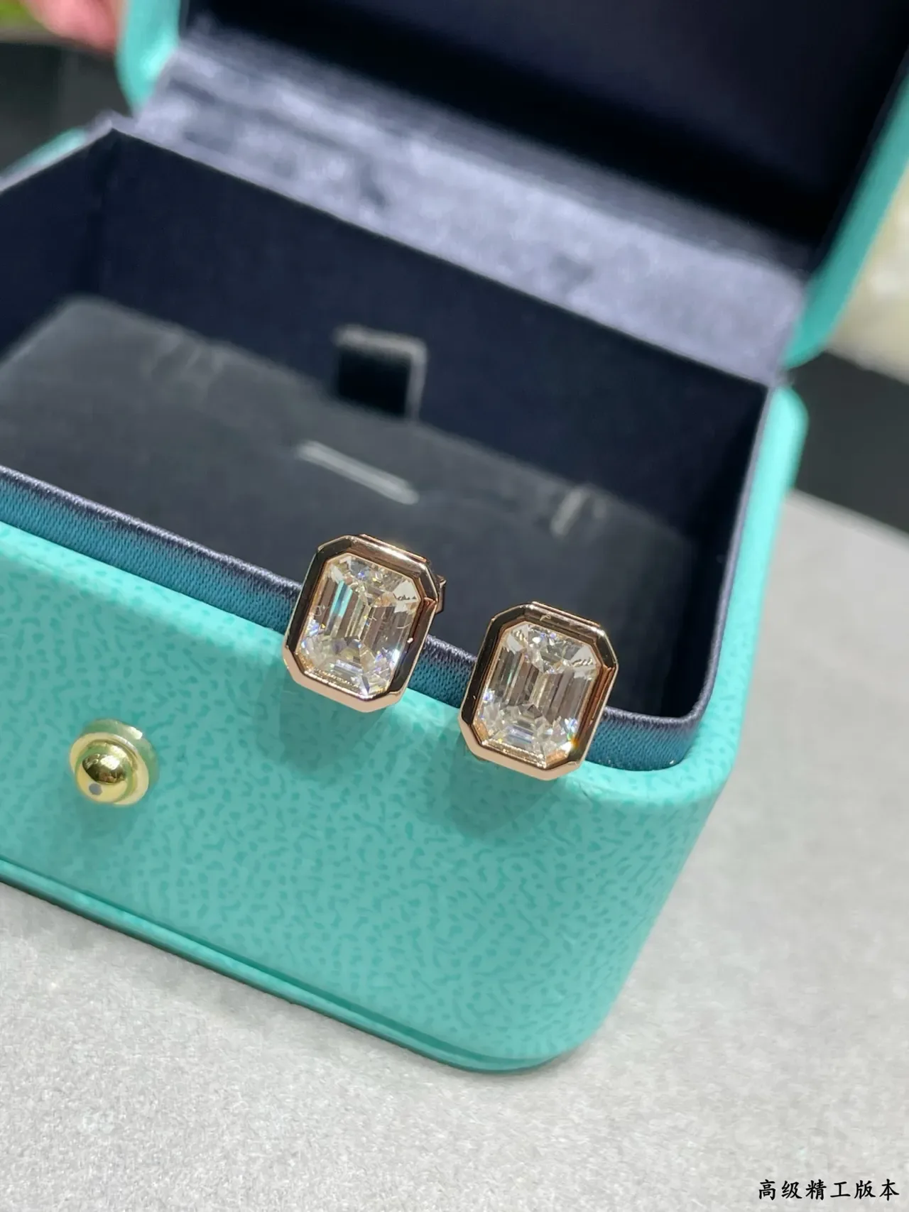 Tiffany & Co. ইমারল্ড-কাট বেজেল-সেট স্টাড ইয়াররিংস 6
