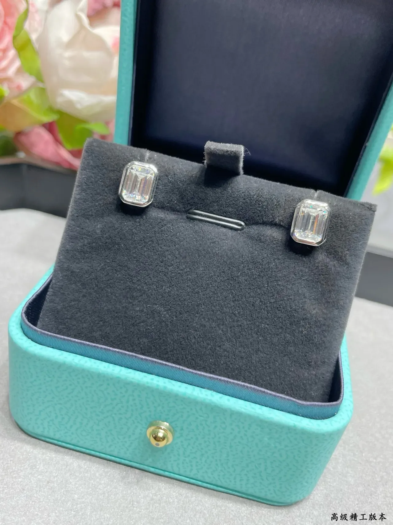 Tiffany & Co. ইমারল্ড-কাট বেজেল-সেট স্টাড ইয়াররিংস 7