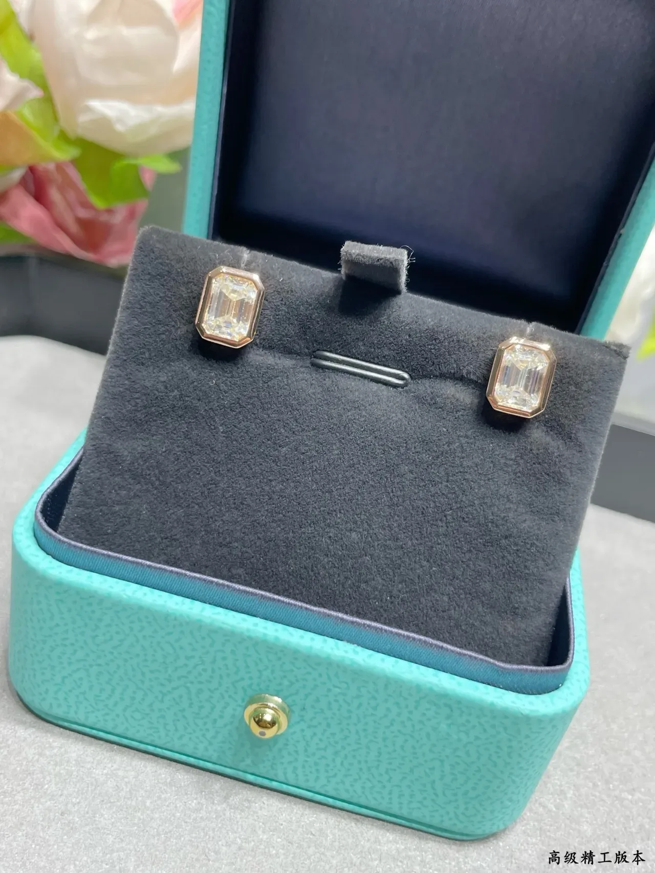 Tiffany & Co. ইমারল্ড-কাট বেজেল-সেট স্টাড ইয়াররিংস 8