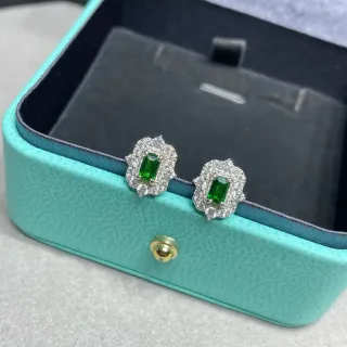 Tiffany & Co. इमरल्ड कट ग्रीन जेमस्टोन पेव हेलो स्टड ईयररिंग्स