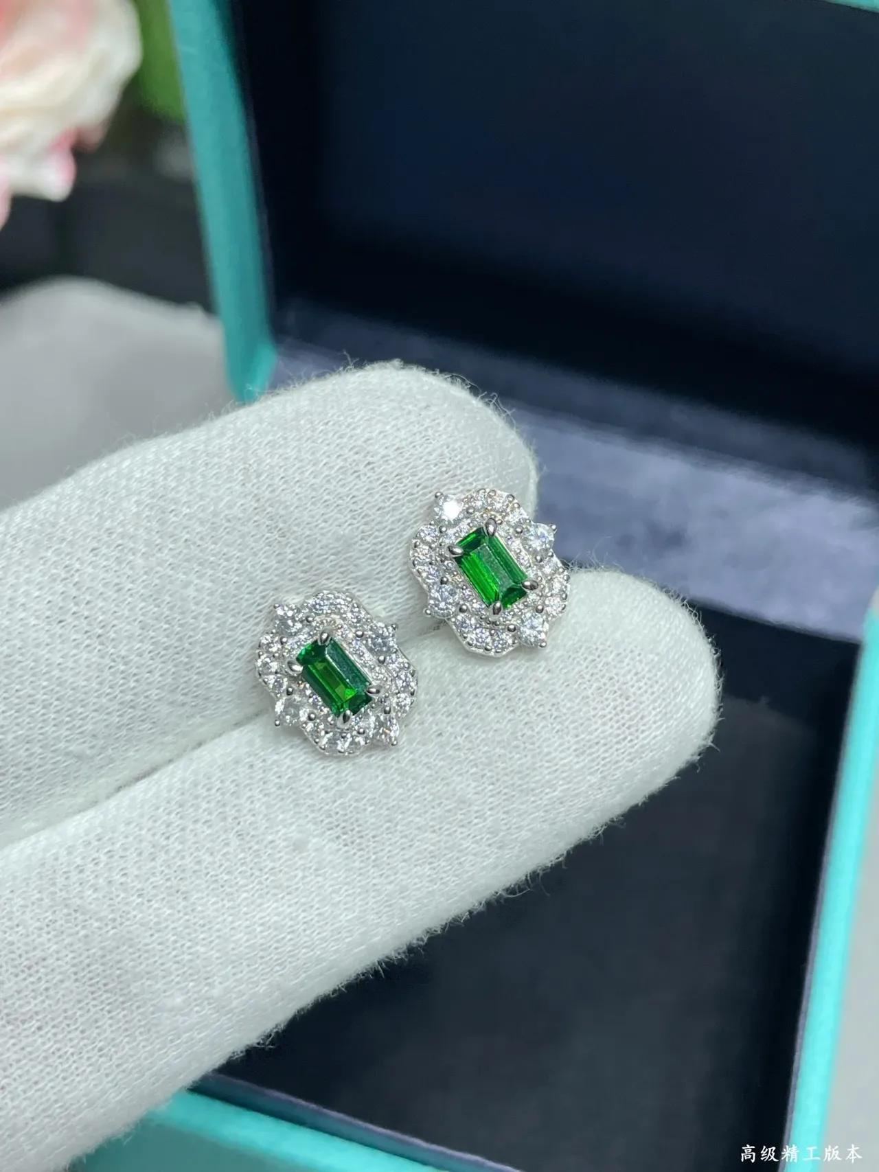 Tiffany & Co. Boucles d'oreilles studs gemme verte coupe émeraude pavé halo 3