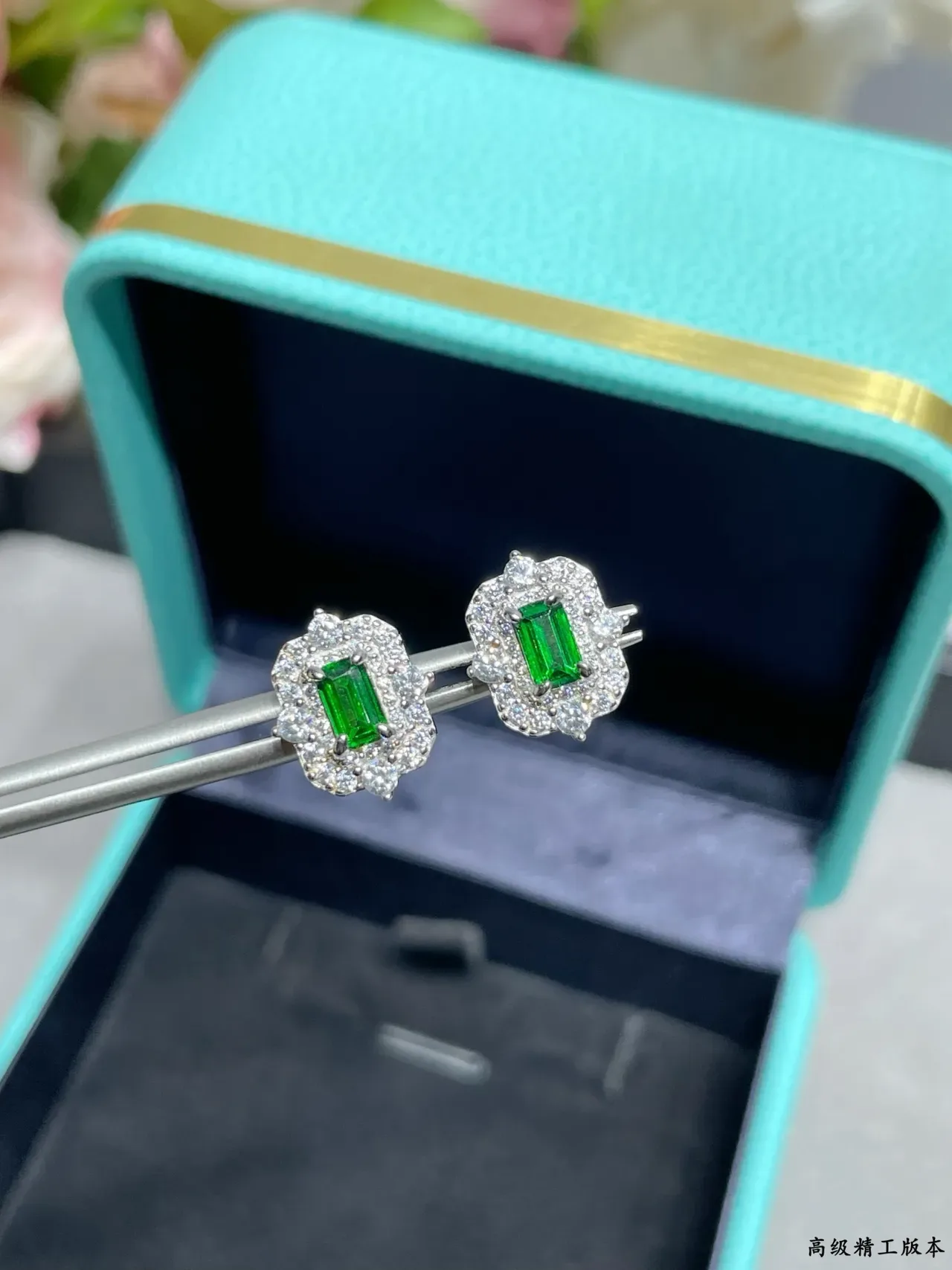 Tiffany & Co. Boucles d'oreilles studs gemme verte coupe émeraude pavé halo 4