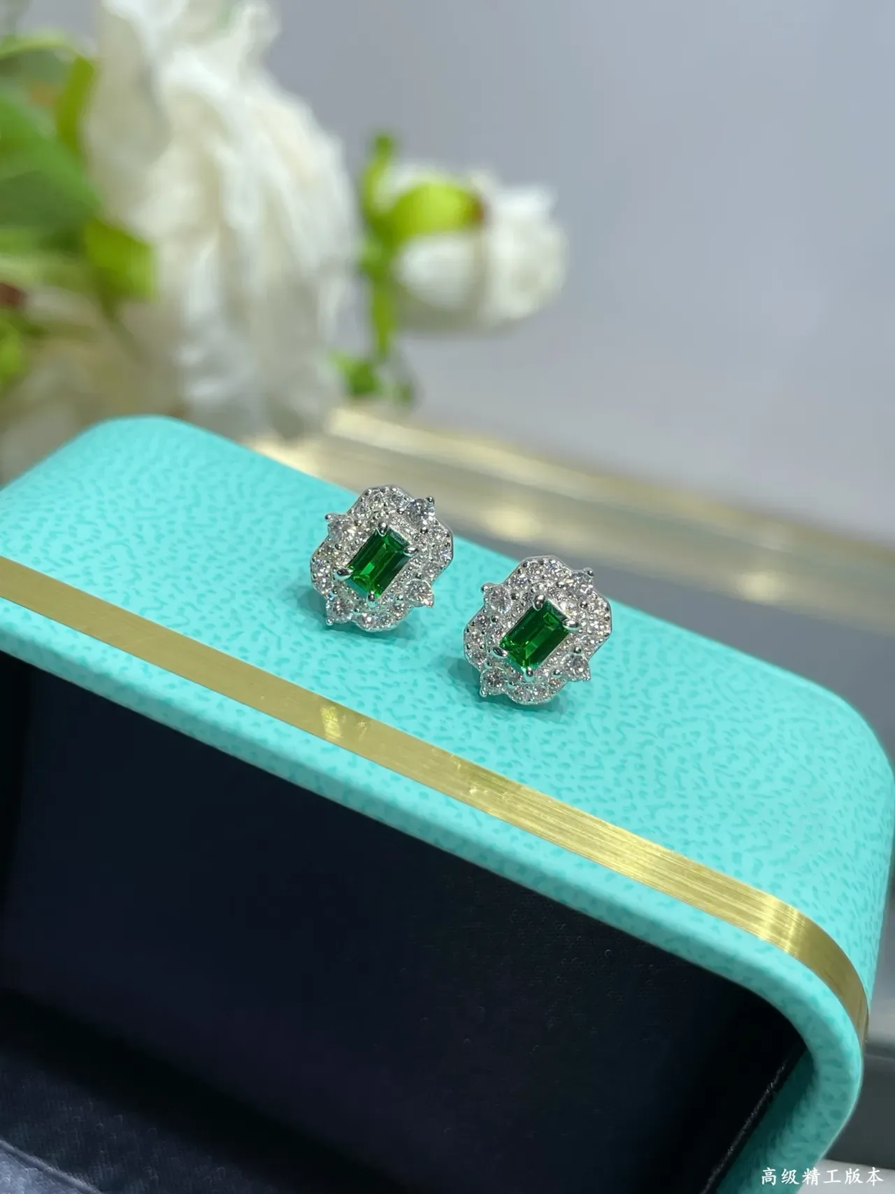 Tiffany & Co. Boucles d'oreilles studs gemme verte coupe émeraude pavé halo 5