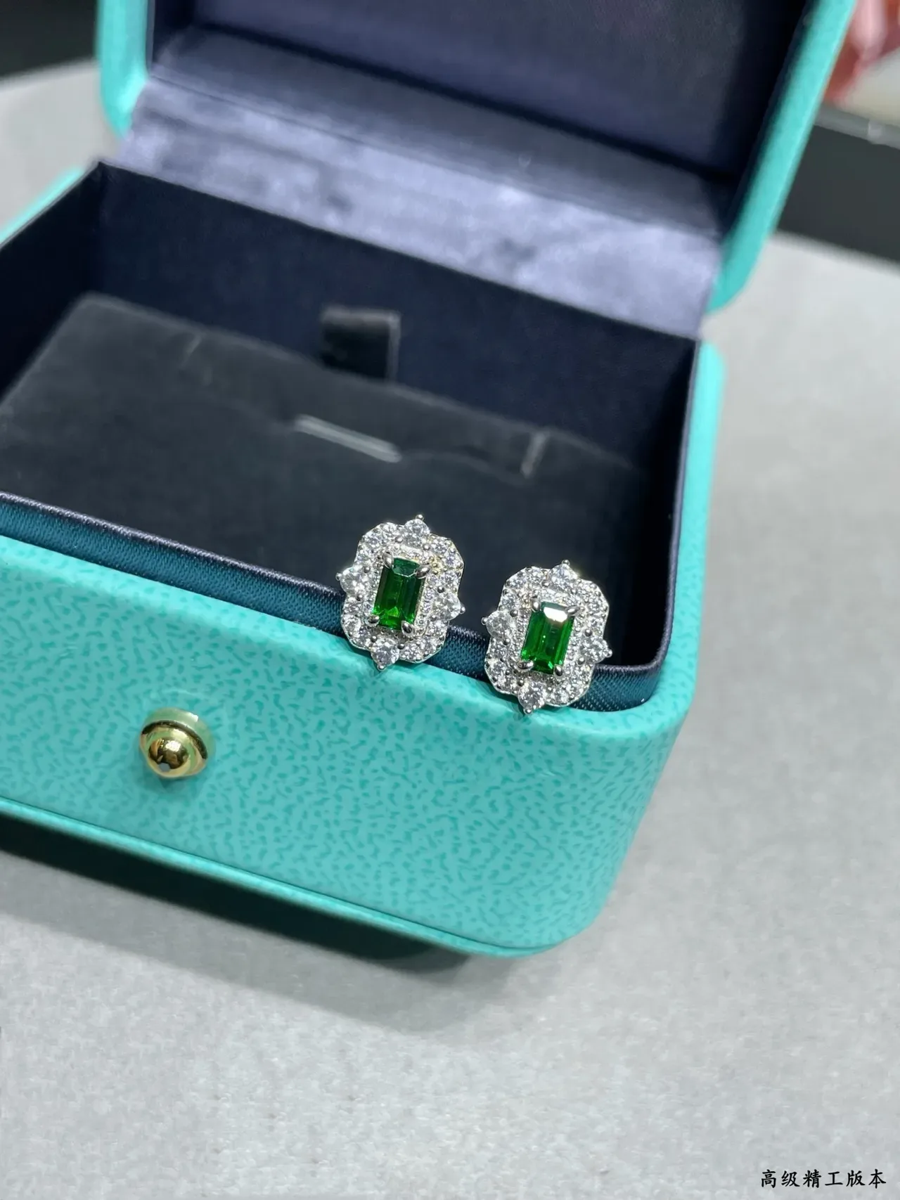Tiffany & Co. Boucles d'oreilles studs gemme verte coupe émeraude pavé halo 6