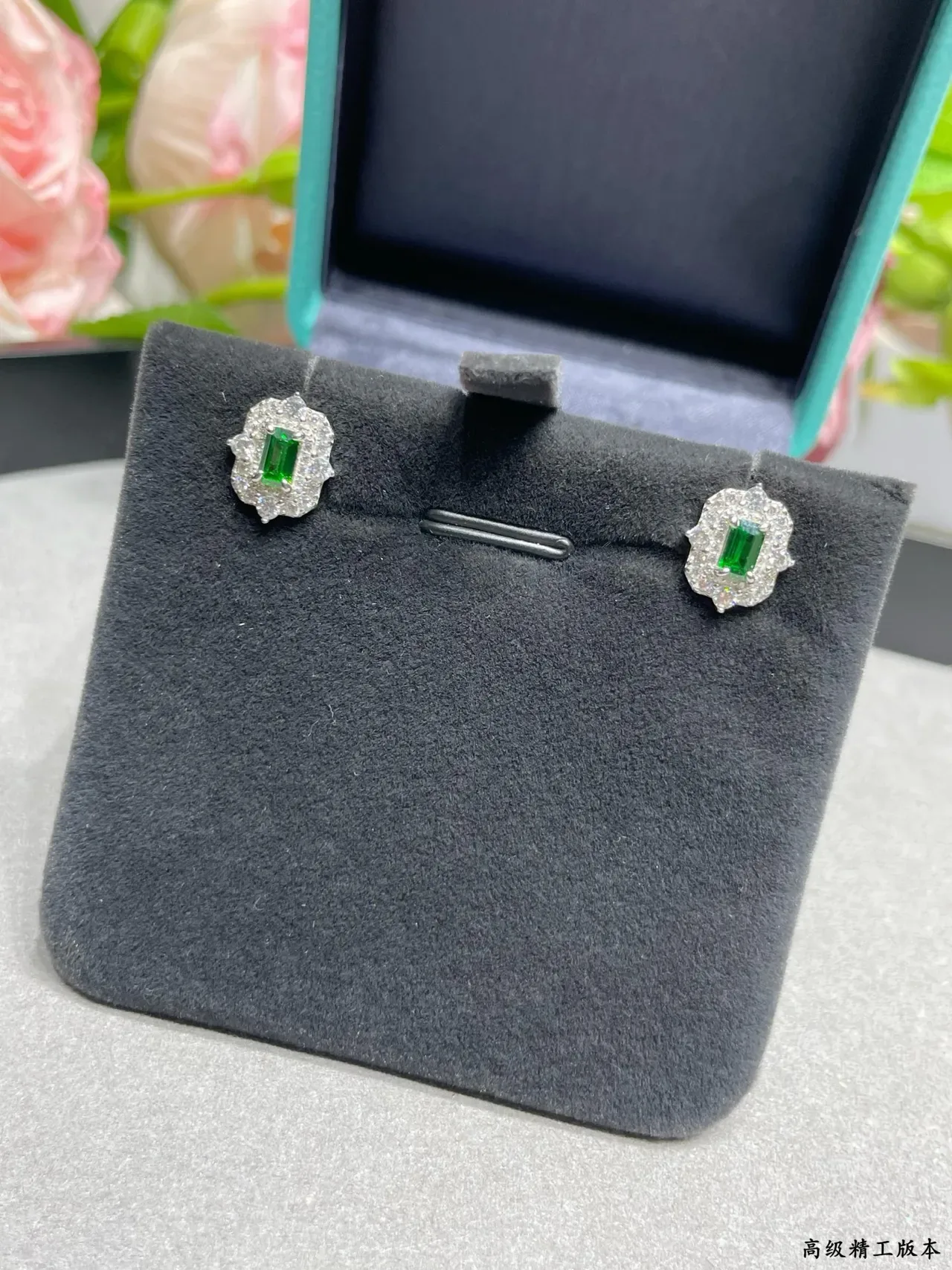 Tiffany & Co. Boucles d'oreilles studs gemme verte coupe émeraude pavé halo 7