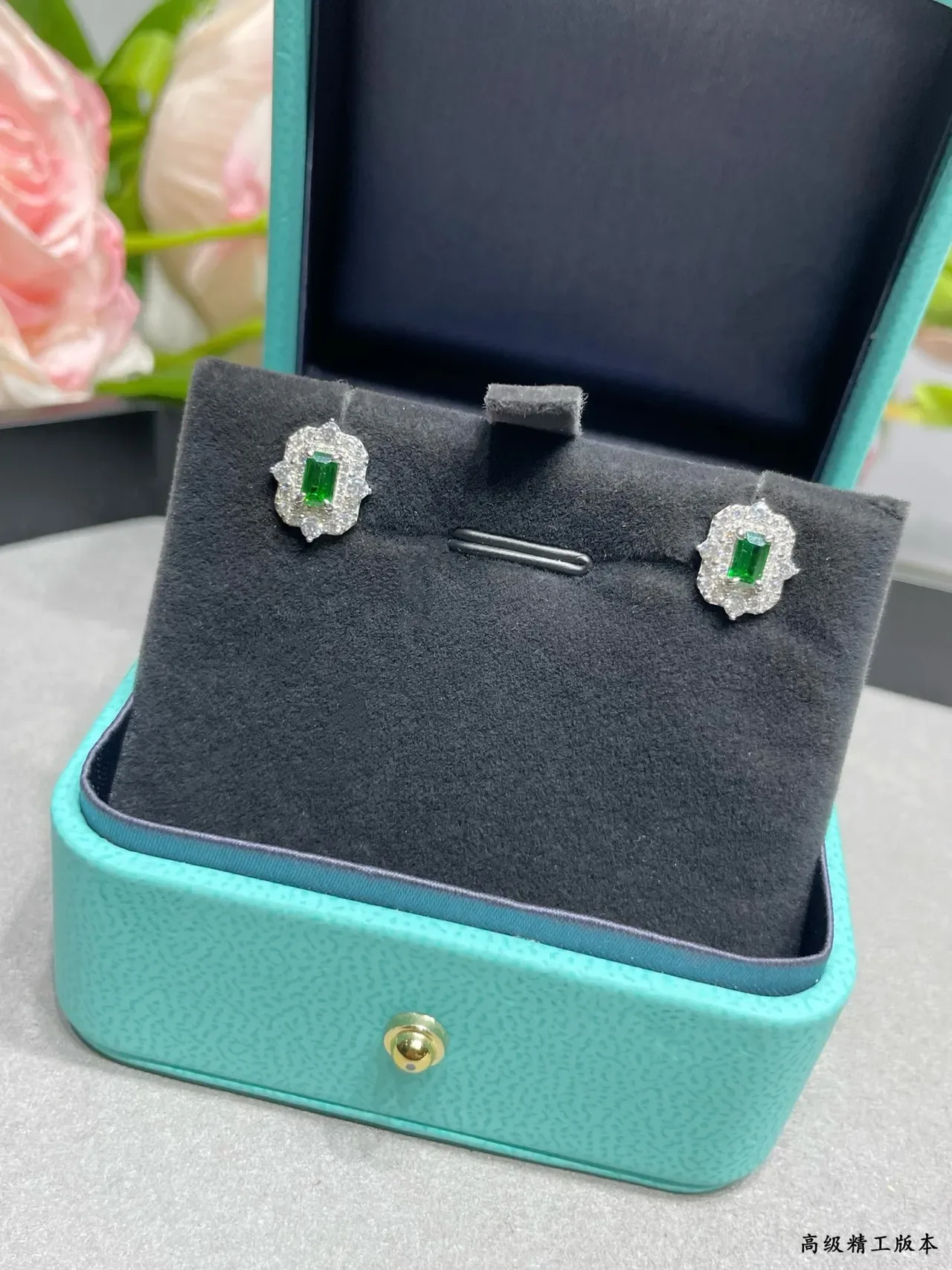 Tiffany & Co. Boucles d'oreilles studs gemme verte coupe émeraude pavé halo 8
